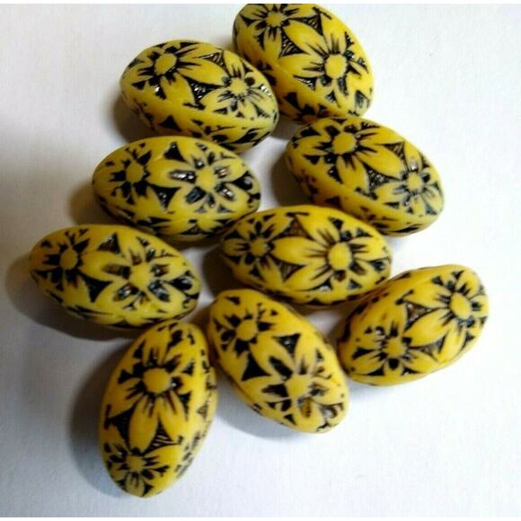 9 Yellow Black Embossed Acrylic 18mm Flower Beads Flower Power Hippy Groovy Cool - Picture 1 of 5